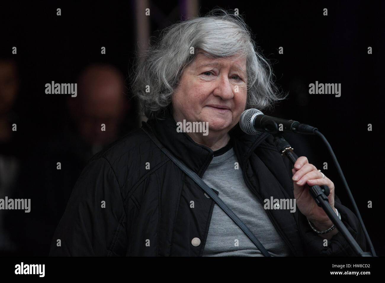 Londres, Royaume-Uni. 18 mars, 2017. Colette Levy, survivant de l'Holocauste, les adresses des milliers de manifestants représentant différents groupes antiracistes qui prennent part à la marche contre le racisme. Le mois de mars a été choisie pour avoir lieu aussi près que possible de la Journée internationale des Nations Unies pour l'élimination de la discrimination raciale. Credit : Mark Kerrison/Alamy Live News Banque D'Images