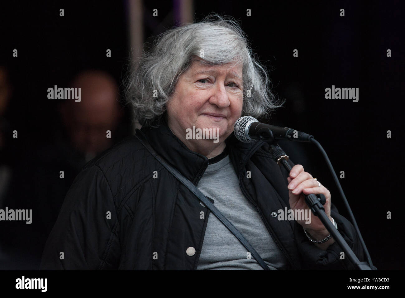 Londres, Royaume-Uni. 18 mars, 2017. Colette Levy, survivant de l'Holocauste, les adresses des milliers de manifestants représentant différents groupes antiracistes qui prennent part à la marche contre le racisme. Le mois de mars a été choisie pour avoir lieu aussi près que possible de la Journée internationale des Nations Unies pour l'élimination de la discrimination raciale. Credit : Mark Kerrison/Alamy Live News Banque D'Images