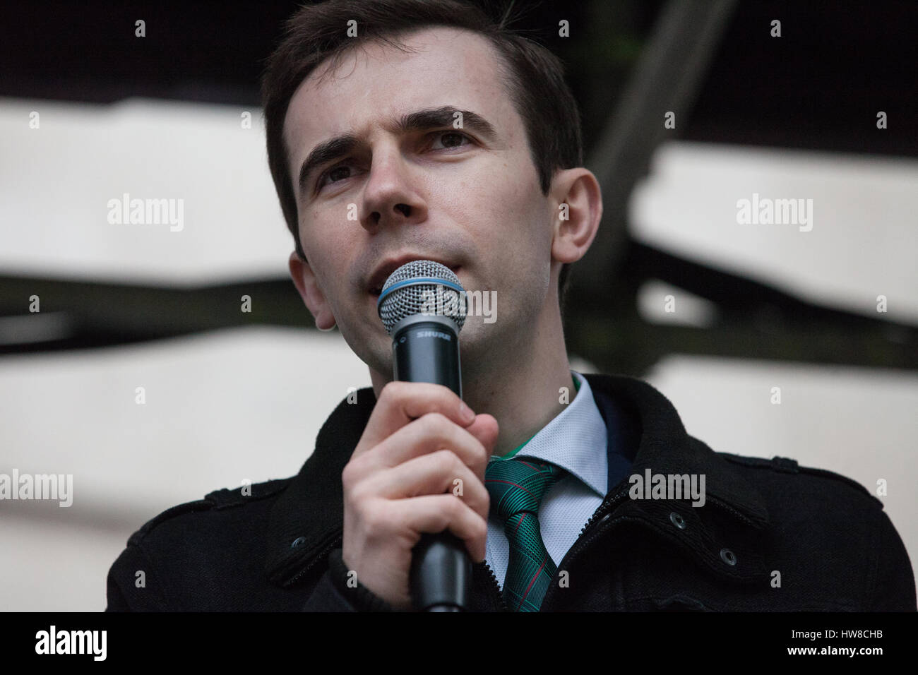 Londres, Royaume-Uni. 18 mars, 2017. Le Dr Tommy Tomescu des Européens s'attache à des milliers de manifestants représentant différents groupes antiracistes qui prennent part à la marche contre le racisme. Le mois de mars a été choisie pour avoir lieu aussi près que possible de la Journée internationale des Nations Unies pour l'élimination de la discrimination raciale. Credit : Mark Kerrison/Alamy Live News Banque D'Images