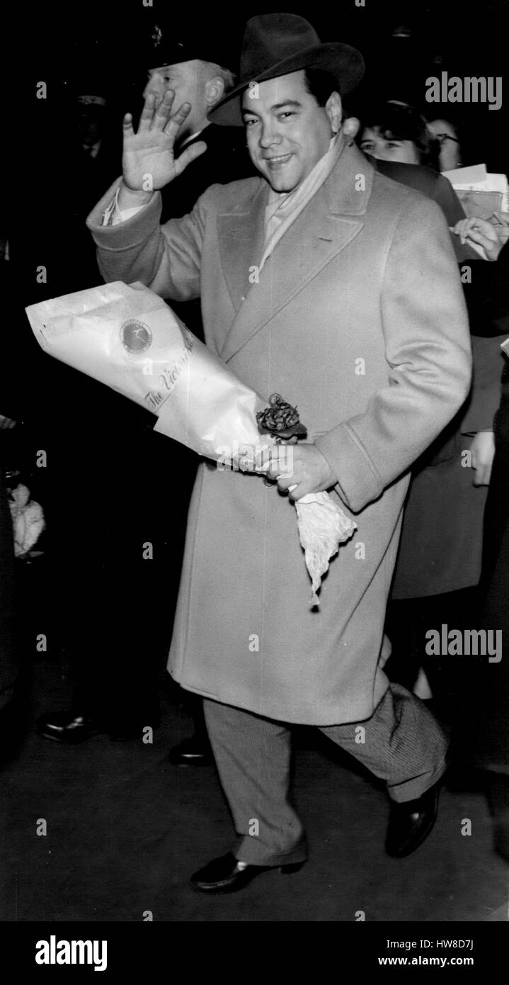 02 janvier 1958 - Mario Lanza arrive : Mario Lanza est arrivé à la gare de Victoria à partir de Rome ce soir, pour une tournée britannique à s'ouvrir à Sheffield sur le 4 janv. et de finition à l'Albert Hall, Londres le 16 janvier. Phot Voir Maria Lanza holding a bouquet qui lui a été remis à l'arrivée à Victoria ce matin. (Crédit Image : © Keystone Press Agency/Keystone USA par ZUMAPRESS.com) Banque D'Images