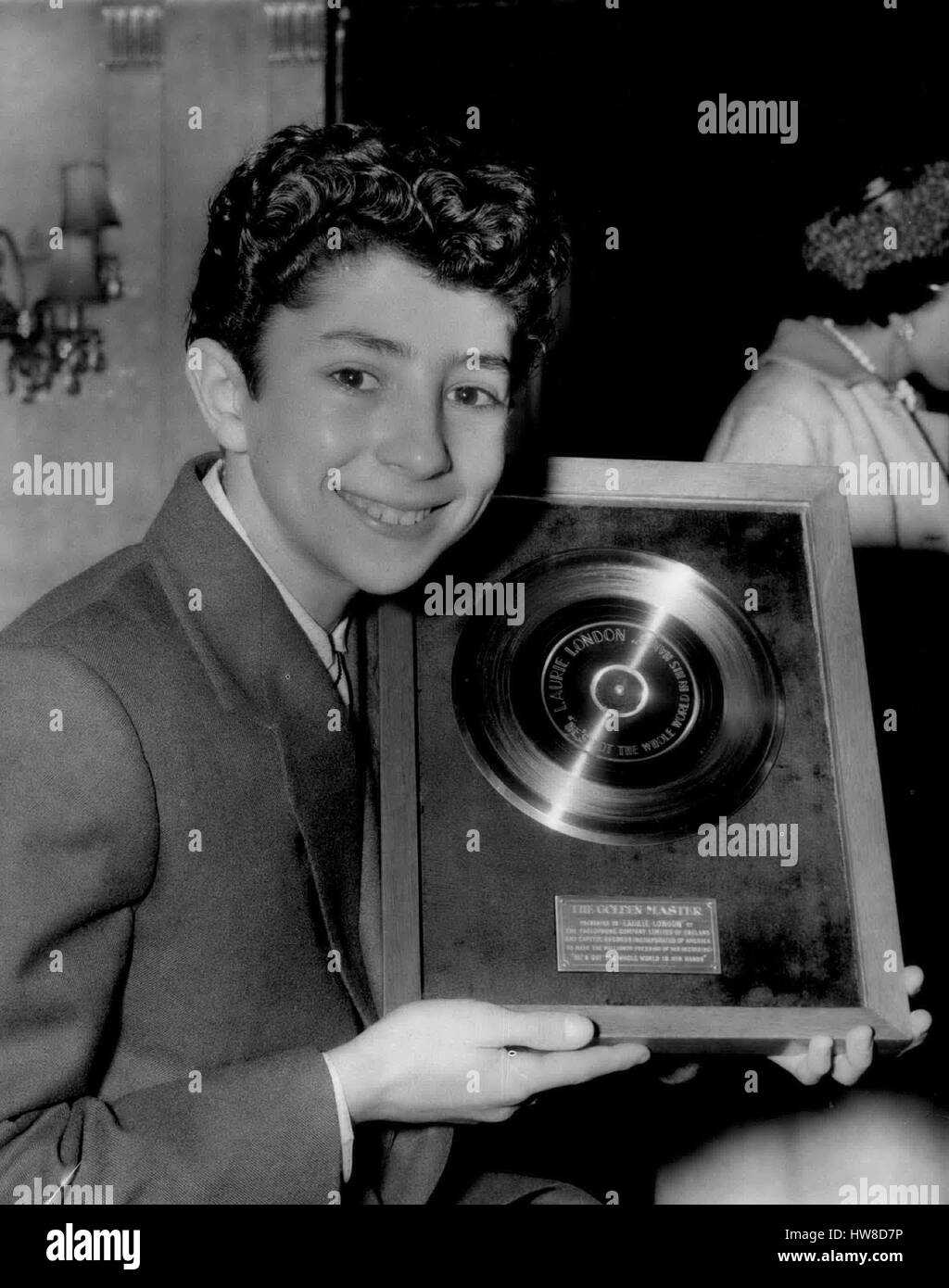 05 mai 1958 - stars de l'enregistrement en tant qu'invités au déjeuner-causerie du Variety Club : Huit des stars d'enregistrement ont été invités d'honneur à un déjeuner-causerie du Variety Club - à l'Hôtel Dorchester cet après-midi. Ils comprennent Kounen Mantovani Noir - Petula Clark et Johnnie Ray. La photo montre la star de la chanson de 14 ans Laurte Londres - avec son disque d'Or' - ont été reçus à la suite de la vente de 1 000 000 exemplaires de mote de l'un de ses records - au cours du déjeuner cet après-midi. (Crédit Image : © Keystone Press Agency/Keystone USA par ZUMAPRESS.com) Banque D'Images