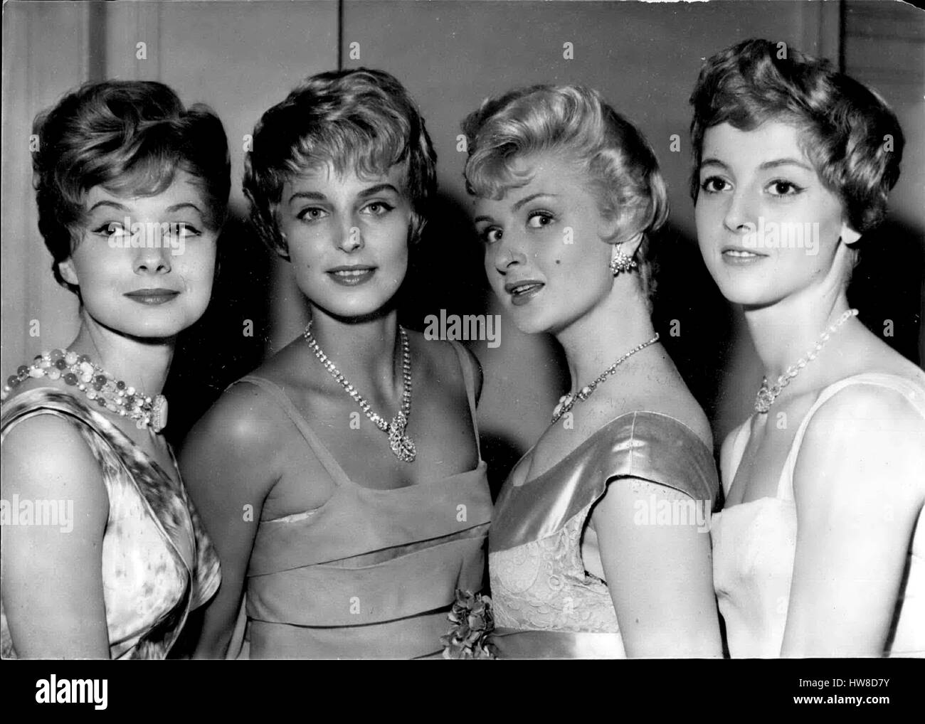 Juillet 07, 1958 - Les coiffeurs parisiens présentent leurs collections pour l'automne et l'hiver 1958 dans un célèbre restaurant sur l'Avenue Gabriel cet après-midi. Ces femmes portent des coiffures en vedette. Le chef d'Orchestre de l'ORTF Roberto Benzi (Image Crédit : © Keystone Press Agency/Keystone USA par ZUMAPRESS.com) Banque D'Images