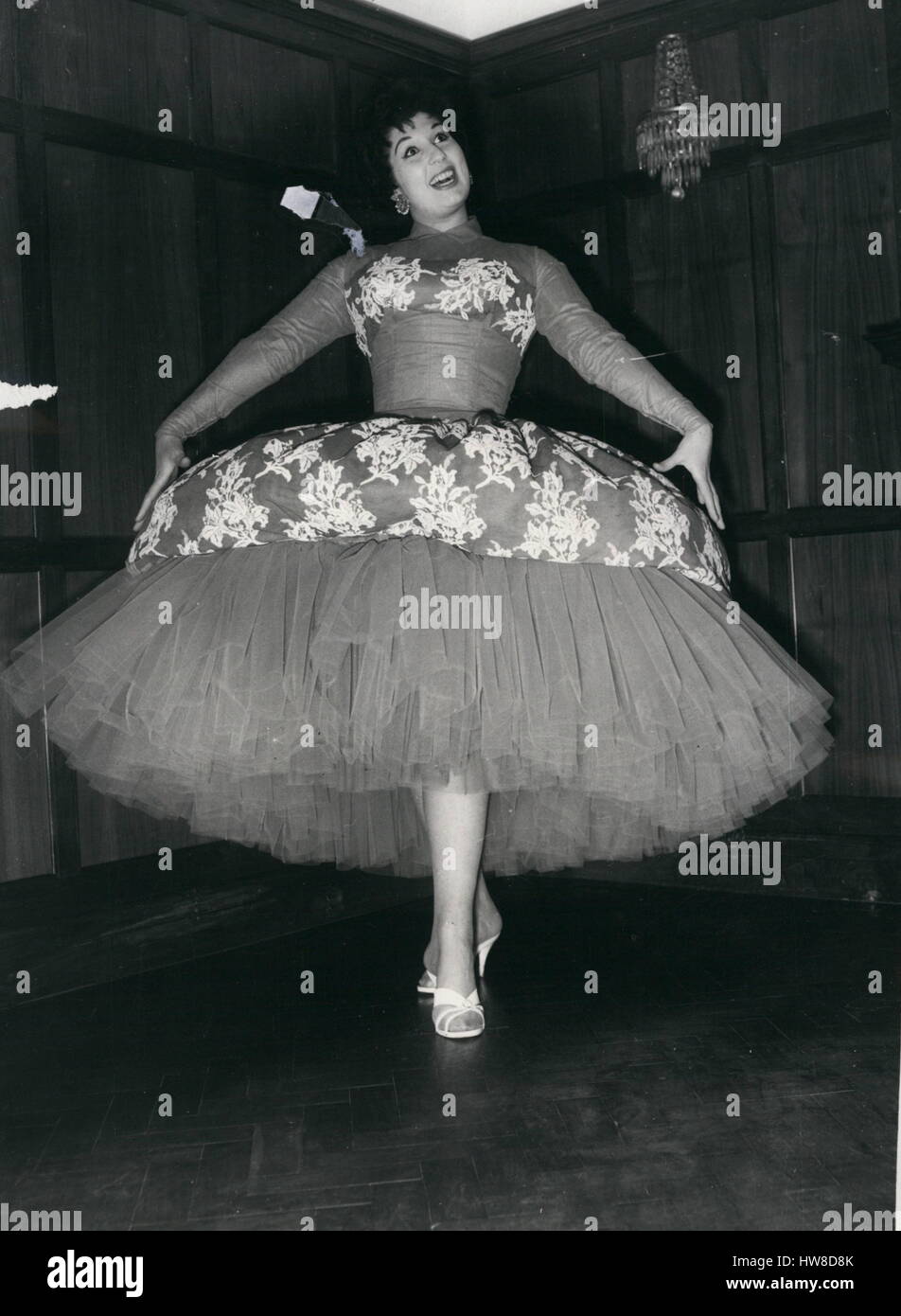 Avril 04, 1958 - Alma Cogan présente son ''Ballon'' robe pour une émission de télévision. La chanteuse pop Alma Cogan était d'être vu ce matin essayant sur sa nouvelle robe - qu'elle s'use dans l'Bonny Hill show demain soir à la télévision. Il est appelé ''Autour du monde'' - et il est en filet de nylon bleu - avec un ''ballon'' - jupe couverts avec la même couleur de Dentelle de Nottingham. Photo montre Alma Lpgc - est son ''jupe robe ballon' - ce matin. (Crédit Image : © Keystone Press Agency/Keystone USA par ZUMAPRESS.com) Banque D'Images