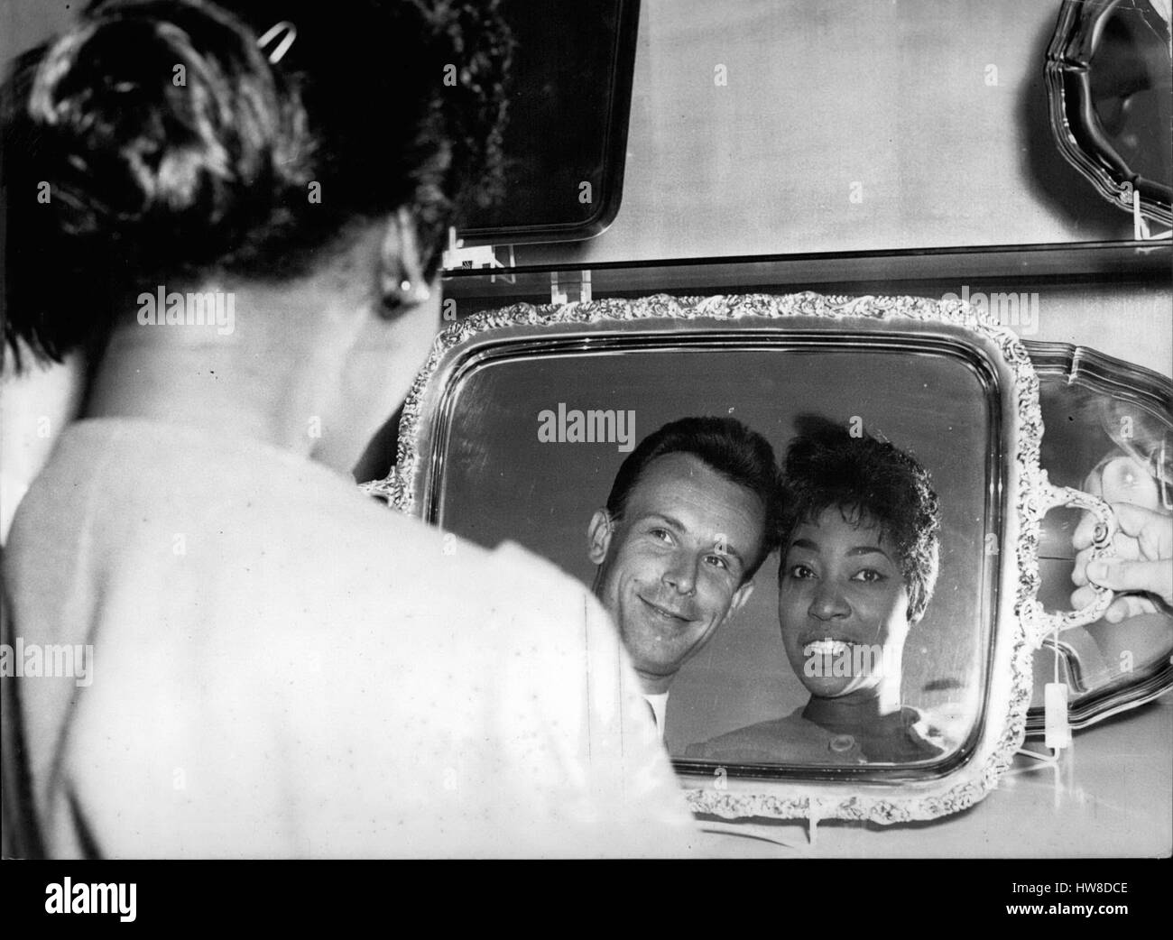 Mai 05, 1959 - Gloria Davy, le célèbre chanteur américain, était en visite au cours de sa tournée à travers l'Allemagne Palmarès Simple Double ''Metall un miroir, amusée, elle et son piano-partenaire Donal Nold. (Crédit Image : © Keystone Press Agency/Keystone USA par ZUMAPRESS.com) Banque D'Images