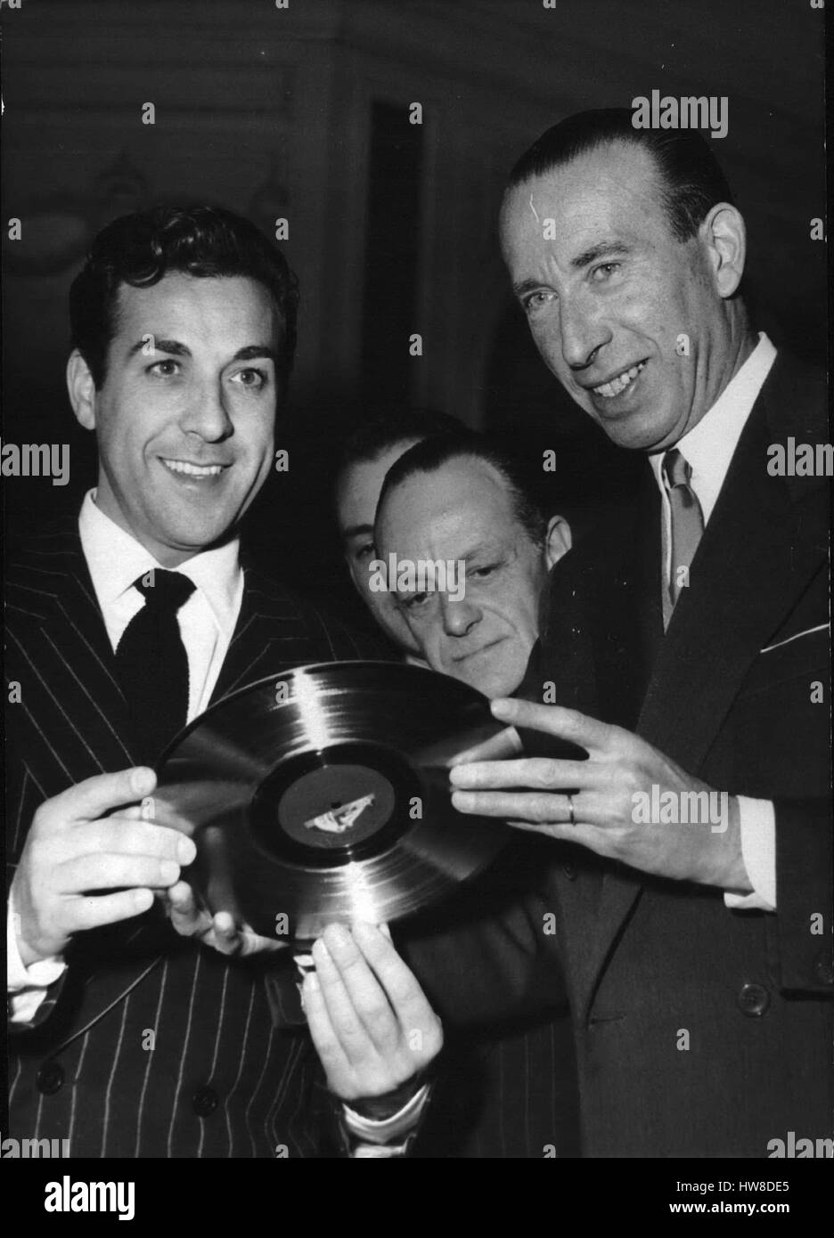 Le 12 décembre 1953 - je millions records : Luis Mariano le célèbre chanteur français, maintenant l'original un millionième enregistrement de gramophone reproduction succès nis ''Le Chanteur de Mexico. Il a été présenté à cet enregistrement à l'occasion de sa prochaine tournée au Mexique. (Crédit Image : © Keystone Press Agency/Keystone USA par ZUMAPRESS.com) Banque D'Images