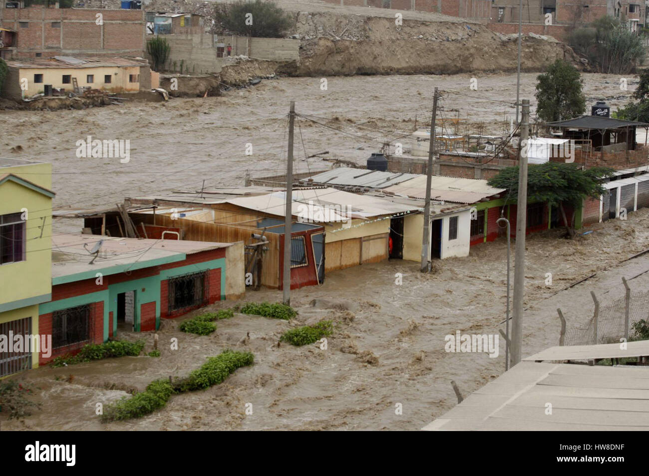 Lima. 18 Mar, 2017. Photo prise le 18 mars 2017 montre une zone inondée à Lima, Pérou. Le Pérou est dans une situation critique due à la coastal phénomène El Nino qui a été battue le pays avec des pluies sans fin pendant des semaines, causant de graves conséquences sociales et économiques. Credit : Eddy Ramos/ANDINA/Xinhua/Alamy Live News Banque D'Images