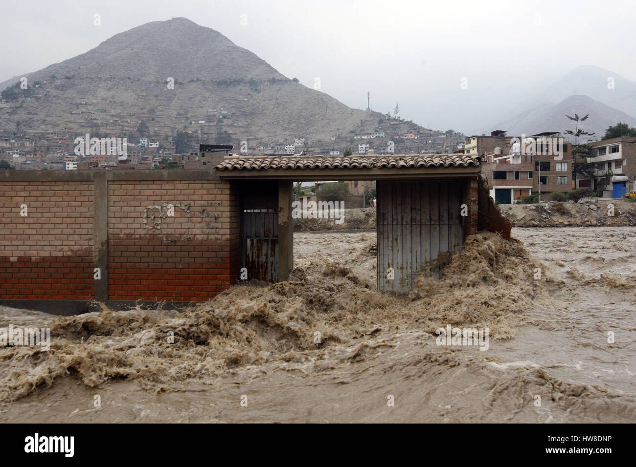 Lima. 18 Mar, 2017. Photo prise le 18 mars 2017 montre une zone inondée à Lima, Pérou. Le Pérou est dans une situation critique due à la coastal phénomène El Nino qui a été battue le pays avec des pluies sans fin pendant des semaines, causant de graves conséquences sociales et économiques. Credit : Eddy Ramos/ANDINA/Xinhua/Alamy Live News Banque D'Images