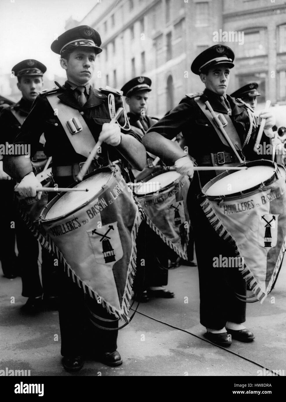 Juillet 07, 1954 - célèbre brass band arrive. : Les 185 mineurs qui forme le fameux brass band du Bassin de Lorraine Collieries consacrent aujourd'hui à Londres et pour marquer leur plaisir à la visite, ils ont demandé que des dispositions soient prises pour eux de donner un peu d'animations à Londres et les Londoniens. Ce qu'ils feront dans l'Embankment Gardens ce soir. Après avoir joué dans l'Embankment Gardens ils dîner à Soho et quittent Victoria par le bateau train de nuit. Après la guerre, seuls dix des membres de l'avant-guerre de la bande est restée. Il a été reconstitué en décembre 1947, et après une dure lutte, le Banque D'Images