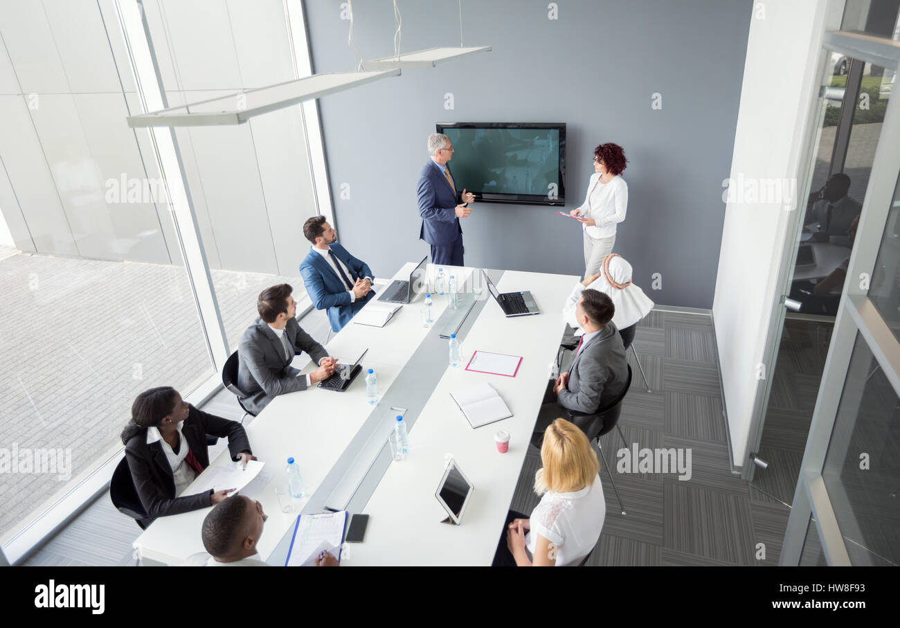 Vue de dessus de rencontre internationale entre les travailleurs et manager dans l'entreprise Banque D'Images