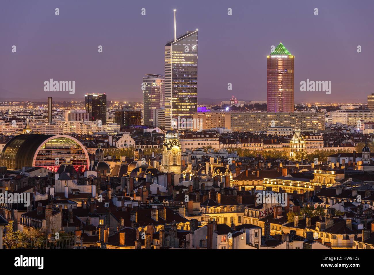 France, Rhône, Lyon, vue de droite sur le gratte-ciel de la tour du Crédit  Lyonnais a dit le crayon par les architectes Cossutta et associés et à  gauche la tour Incity, le
