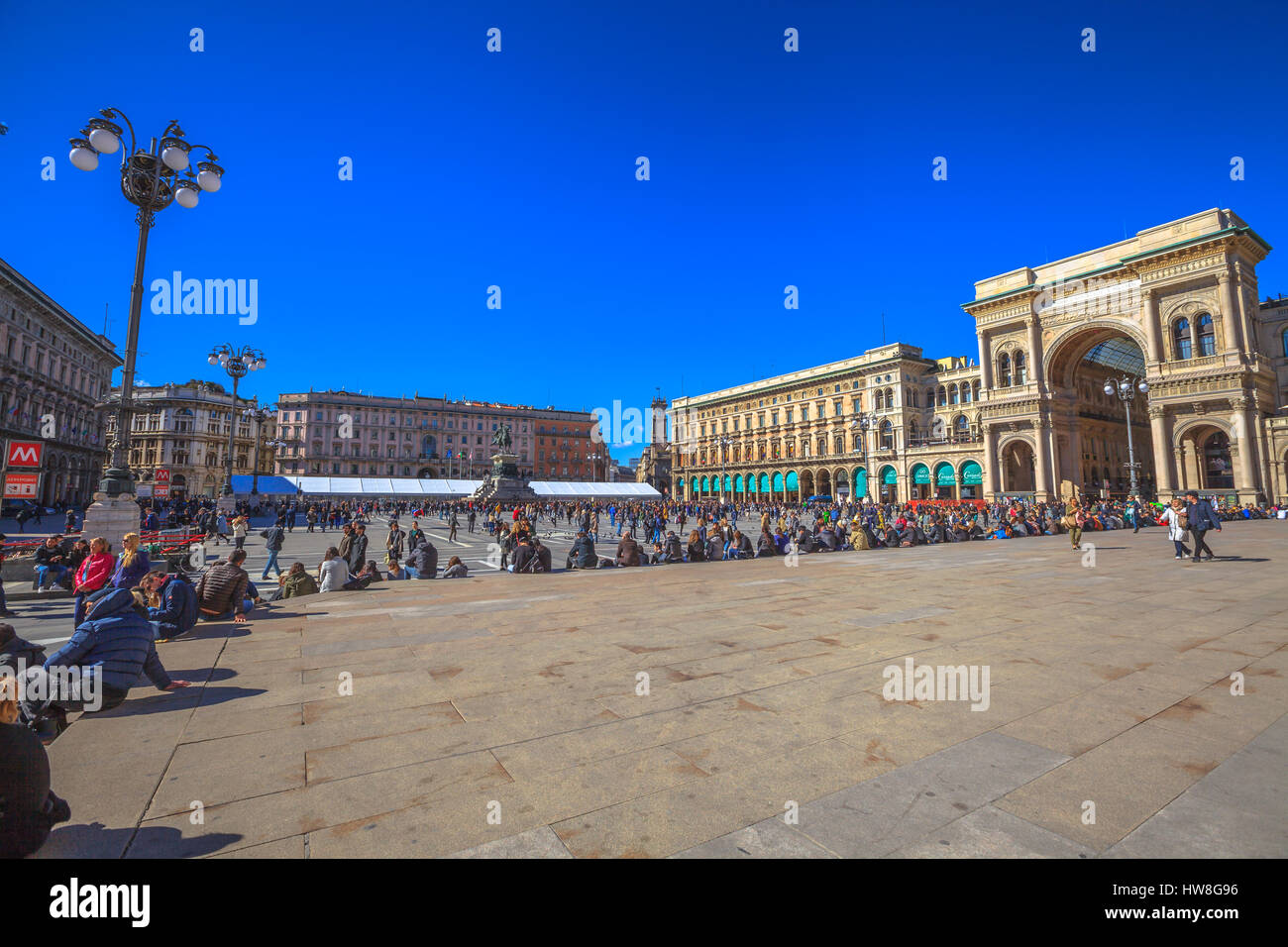 Milan, Italie - 7 mars 2017 : panorama de la Piazza Duomo di Milano dans un ciel bleu 24. Les touristes avec la statue équestre de Vittorio Emanuele II et ar Banque D'Images