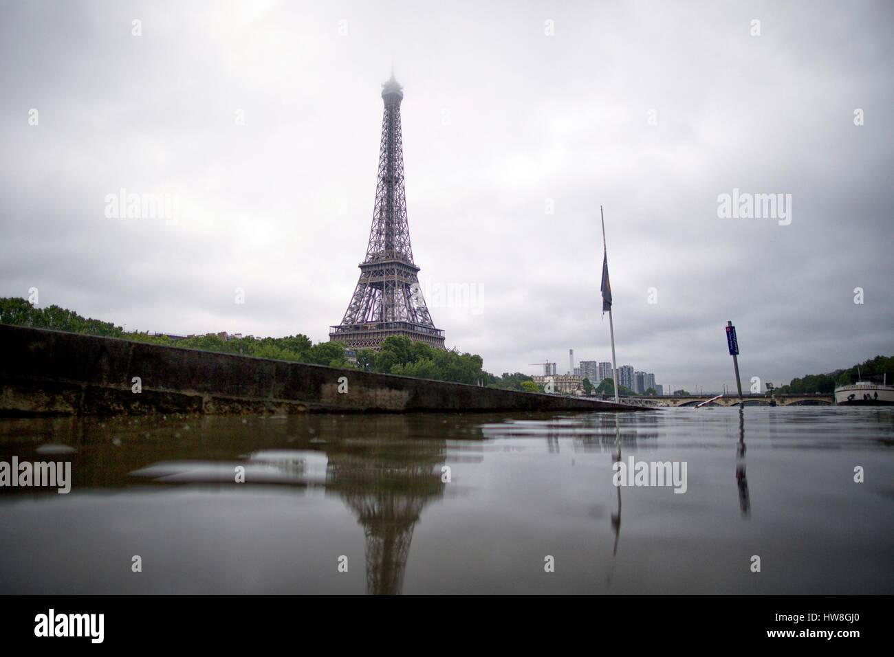 France, Paris, région classée au Patrimoine Mondial de l'UNESCO, l'inondation de la Seine le 3 juin 2016 avec une hauteur de 5,80m, la Tour Eiffel Banque D'Images