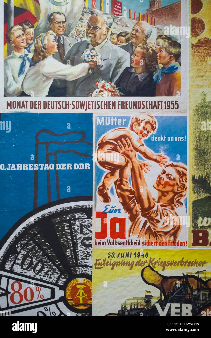 Allemagne, Berlin, Friendrichshain, Musée de la Stasi, la police secrète de l'époque de DDR Museum de l'ancien siège de la police secrète est-allemande, l'affiche de propagande Banque D'Images