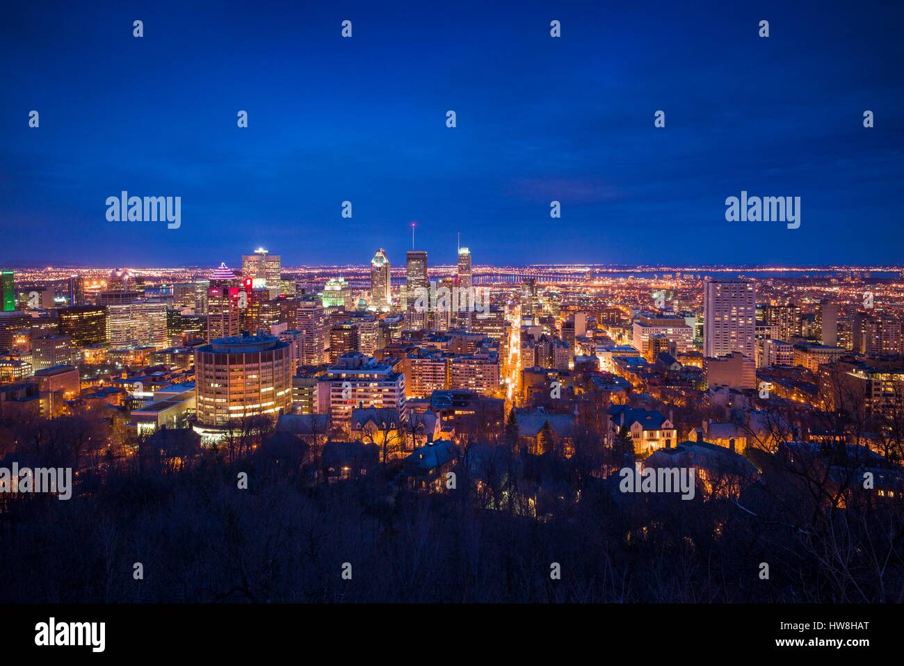 Canada, Québec, Montréal, Oratoire de Saint Joseph, vue sur la ville de Mount Royal Park, dusk Banque D'Images