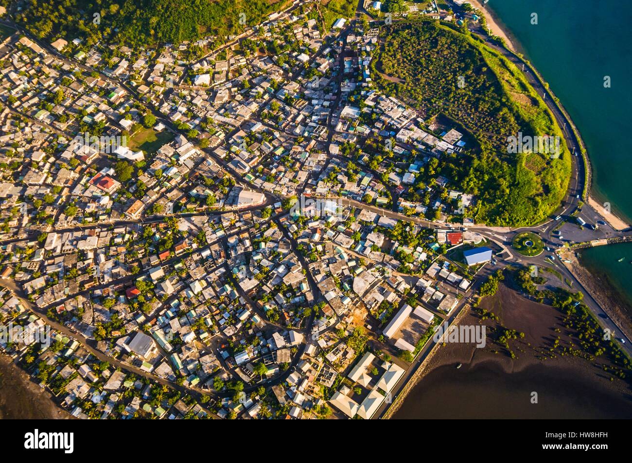 La France, l'île de Mayotte (département français d'outre-mer), Petite Terre, Labattoir, la ville et son littoral (vue aérienne) Banque D'Images