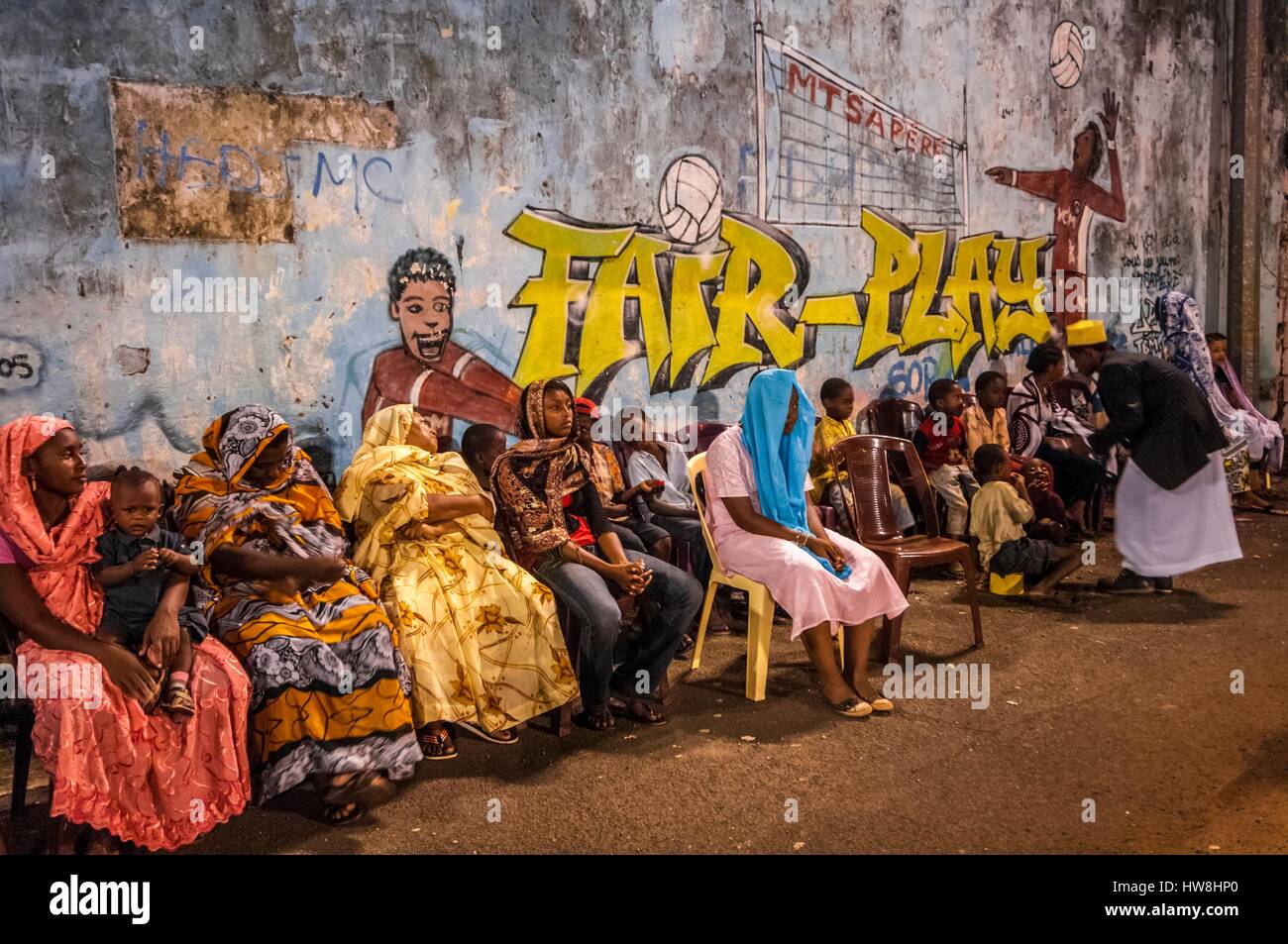 La France, l'île de Mayotte (département français d'outre-mer), la Grande Terre, Mtsapere, le débat traditionnel, madjilisse ponctuée par le chant des femmes, est l'occasion d'orner ses vêtements d'honneur, manteaux brodés de fils d'or ou amélioré a tenu à écharpe, sont autant de signes de conscience Banque D'Images