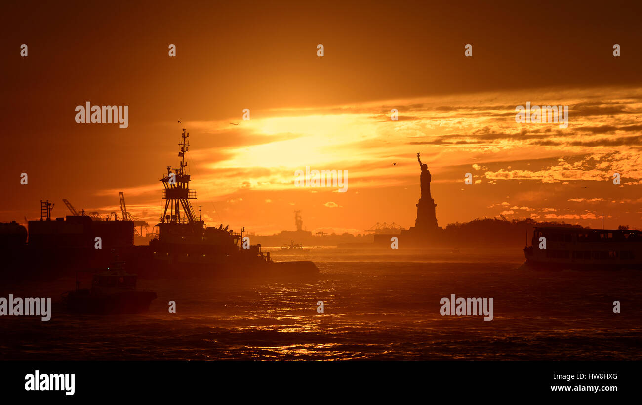 USA, New York, Manhattan, la Statue de la liberté sur Liberty Island par les architectes Auguste Bartholdi, Gustave Eiffel, Eugène Viollet-le-Duc, Richard Morris Hunt ay coucher de soleil et vue sur la rivière de l'est occupé Banque D'Images