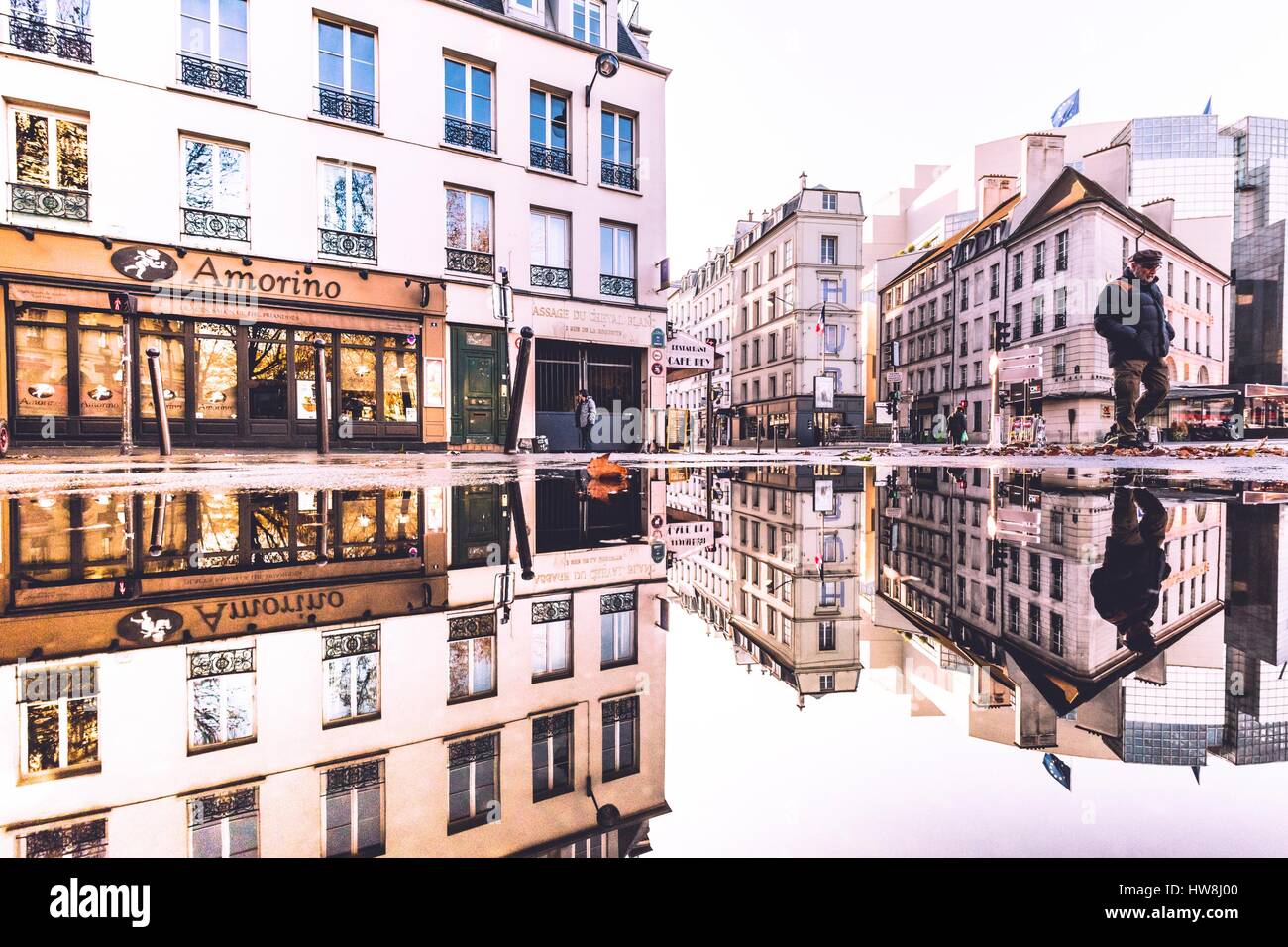 France, Paris, la Bastille, reflet d'un homme qui marche en face de l'Opéra Bastille Banque D'Images