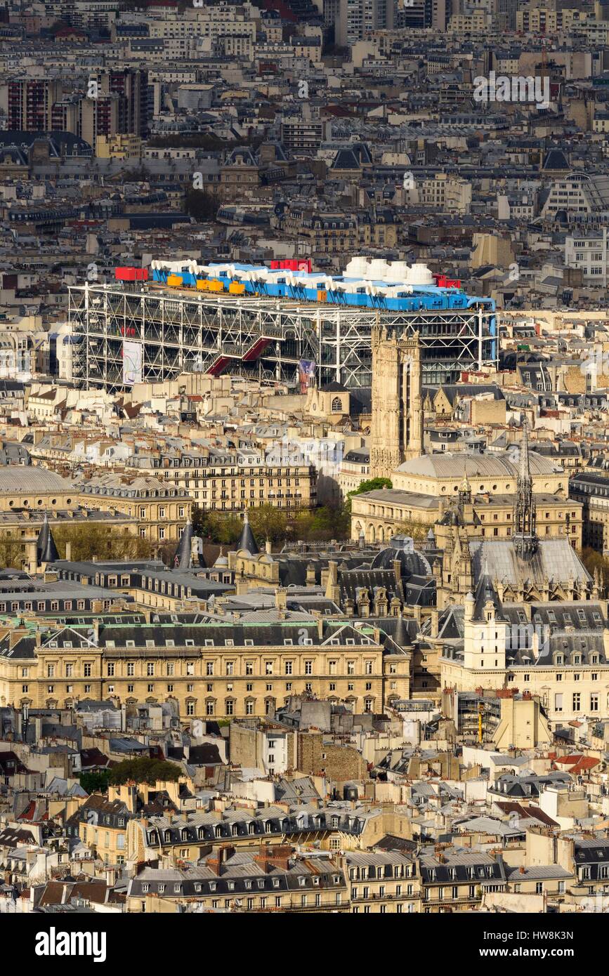 France, Paris, quartier du Marais, le Centre Georges Pompidou par les architectes Renzo Piano, Richard Rogers et Gianfranco Franchini, le Chatelet theatre, Saint Jacques d' et la Préfecture de Paris Banque D'Images