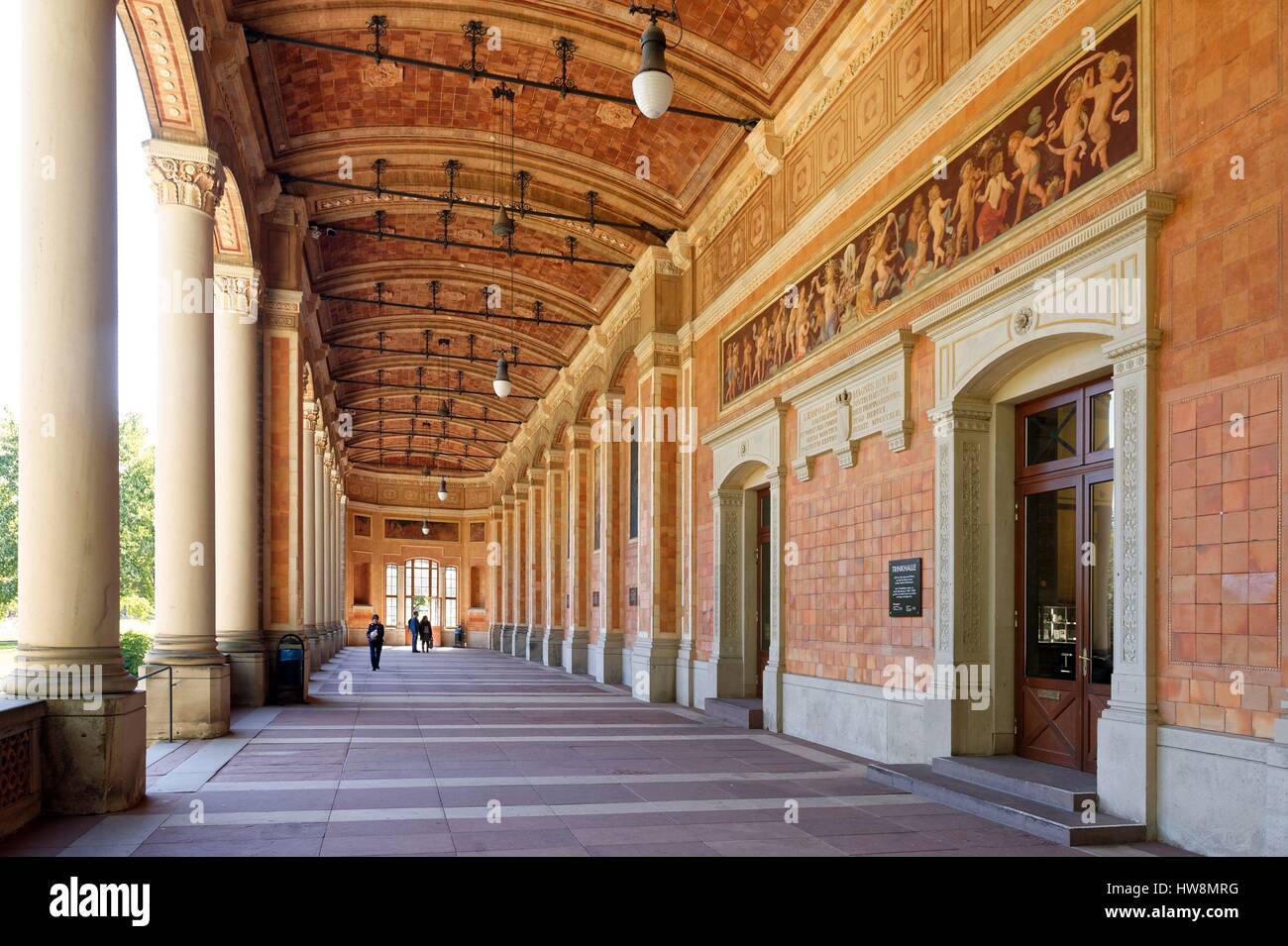 Allemagne, Baden Württemberg, Forêt-Noire (Schwarzwald), Baden Baden, Kurgarten, Trinkhalle (pompes), les 90 m longueur gallery abrite une série de 14 fresques illustrant les célèbres légendes de la Forêt Noire Banque D'Images