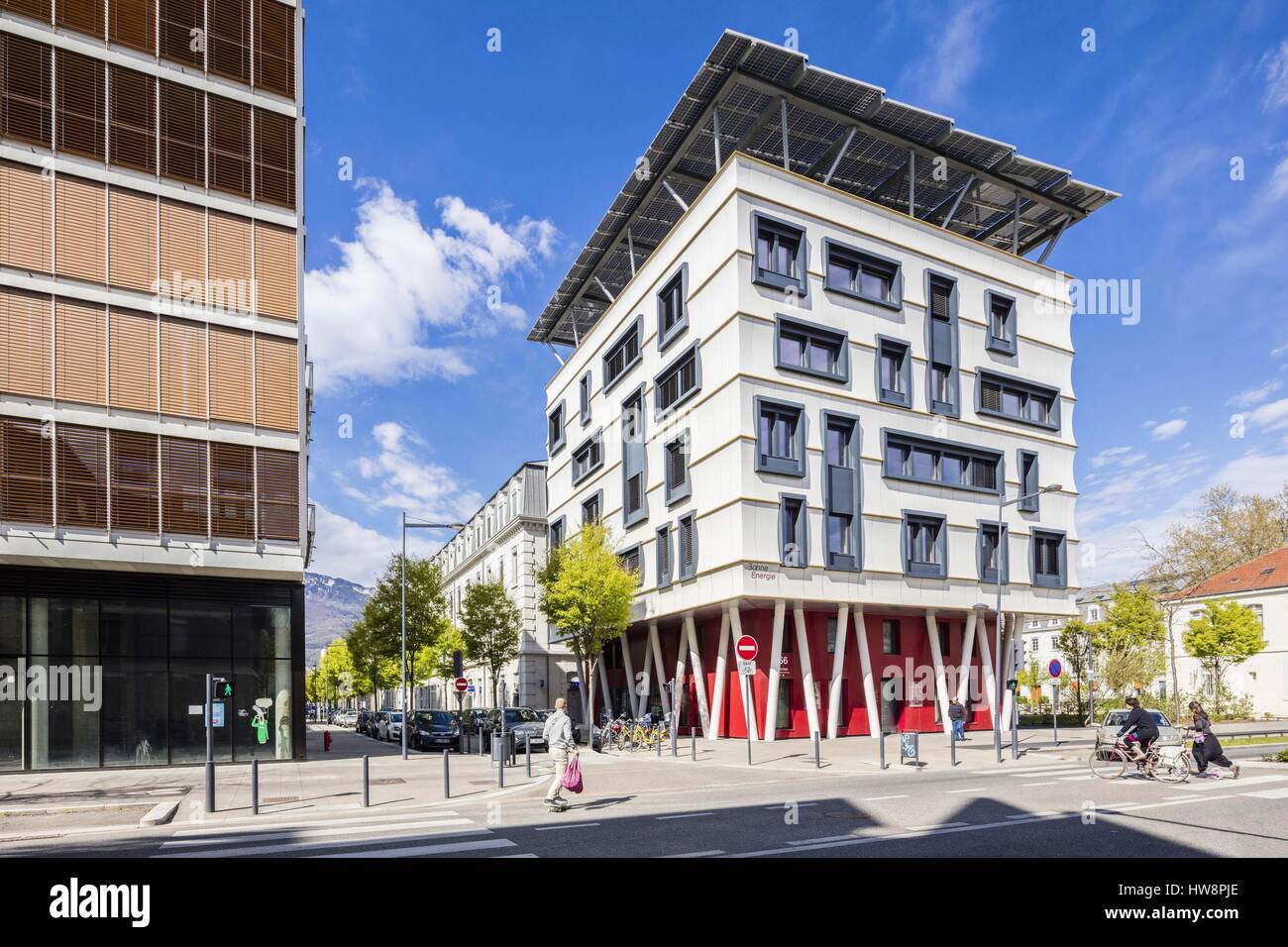 France, Isère, Grenoble, l'Écodistrict de Bonne, Grenoble a reçu le Grand Prix national 2009 de l'Écodistrict pour la ZAC de Bonne, vue de l'immeuble de bureaux Une bonne énergie avec l'énergie positive des architectes Charon et Rampillon Banque D'Images