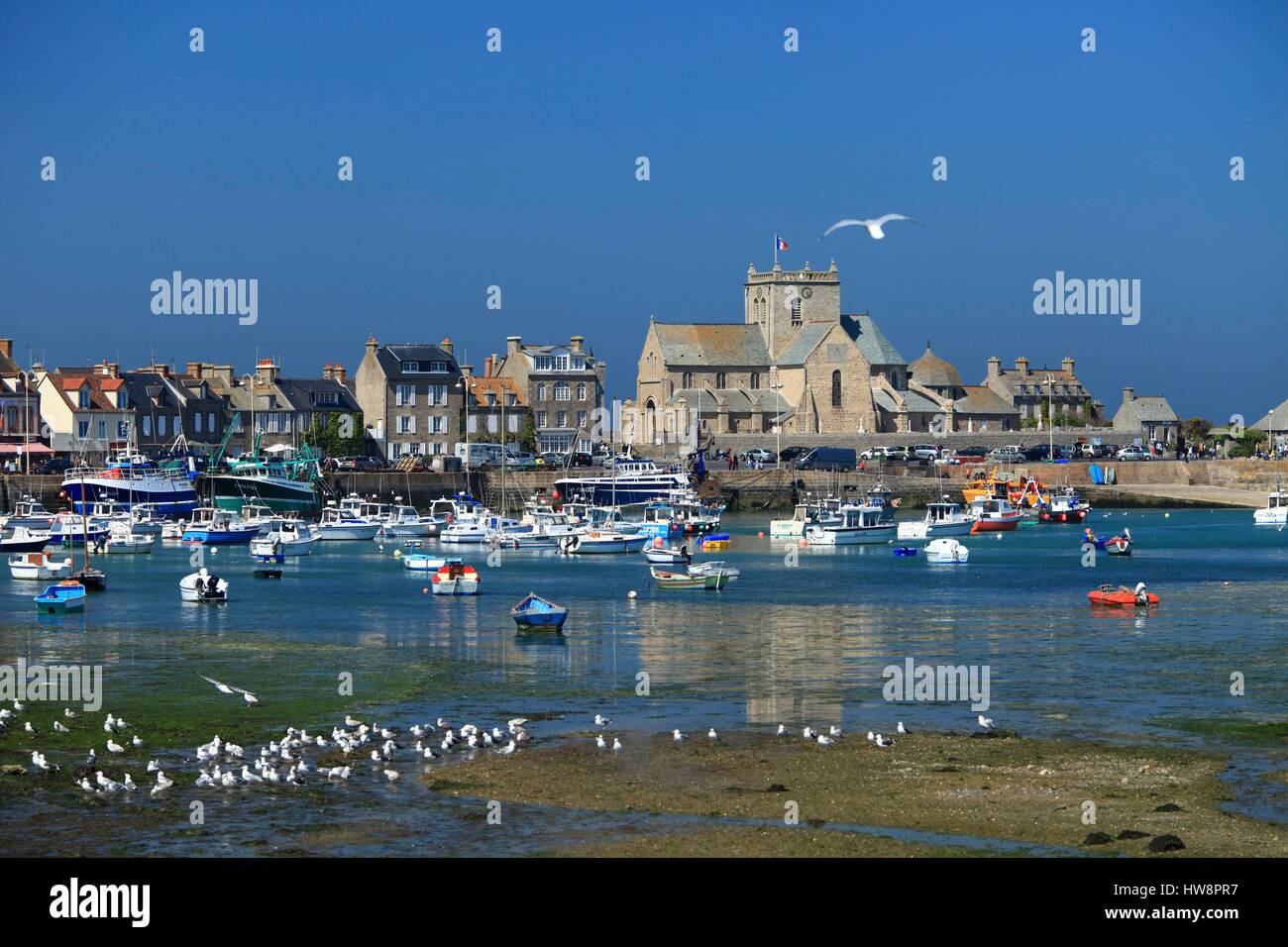 France, Manche, Barfleur, St Nicolas Eglise dans le port de Barfleur à marée basse Banque D'Images