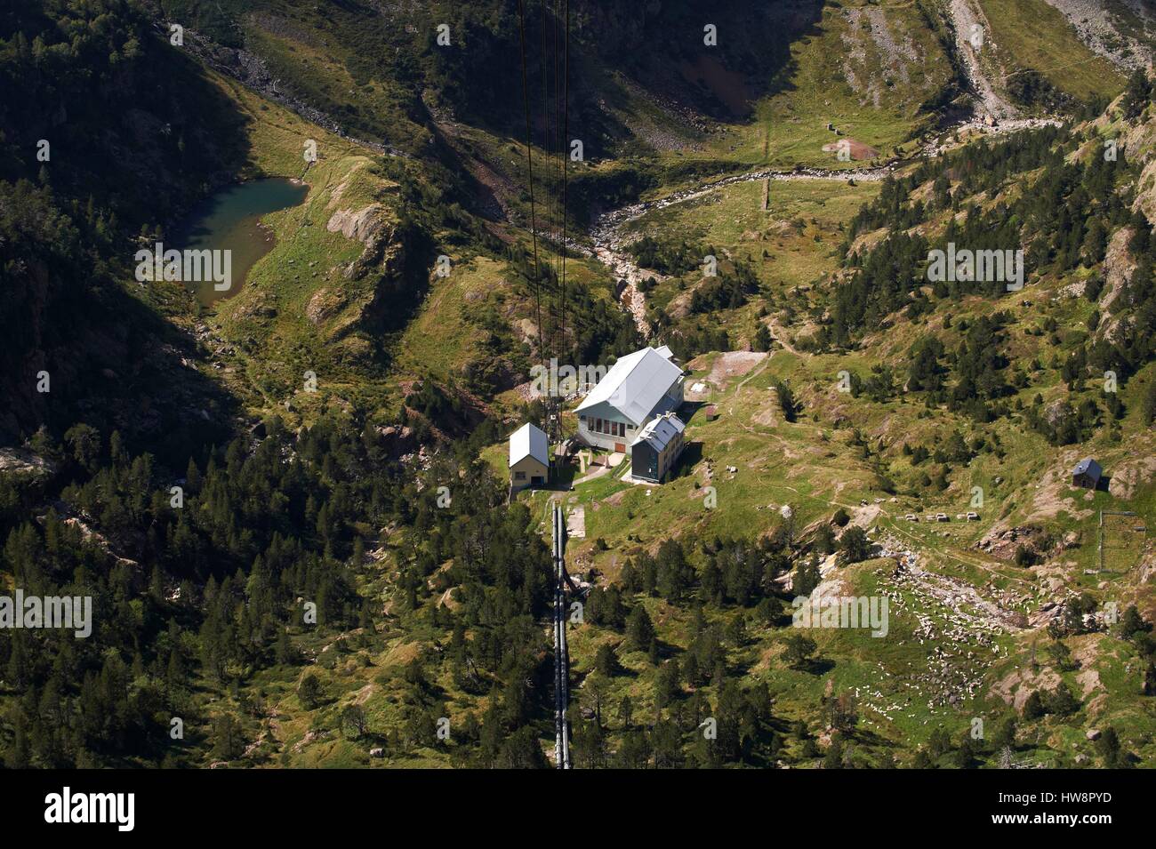 France, Hautes Pyrénées, vallée du Louron, Pont de Prat, la randonnée au lac  de Caillauas (2160 m), le Centre de Soula, ste SEM et le refuge de la Soula  Photo Stock - Alamy