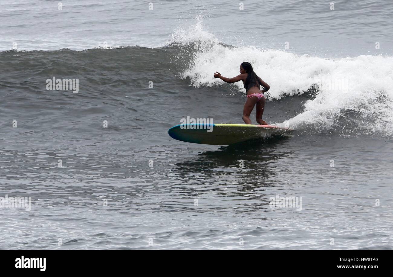 La France, la Polynésie française, l'archipel des îles du Vent, île de Tahiti, le surf sur la côte est Banque D'Images