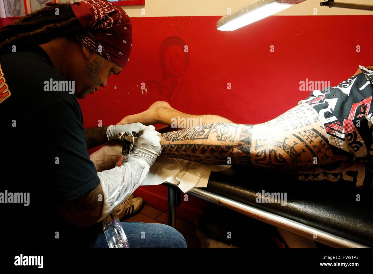 La France, la Polynésie française, l'archipel des îles du Vent, île de Tahiti, Papeete, le marché, salon de Hakahau tattoing Poumaka, M. Ludovic Poulain étant tattoed Banque D'Images