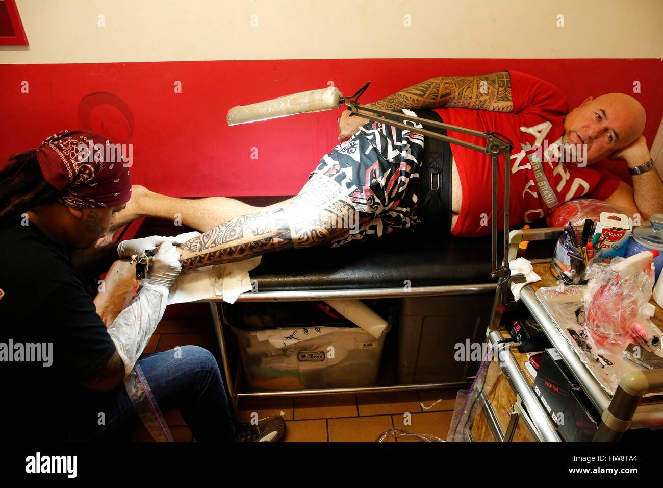 La France, la Polynésie française, l'archipel des îles du Vent, île de Tahiti, Papeete, le marché, salon de Hakahau tattoing Poumaka, M. Ludovic Poulain étant tattoed Banque D'Images