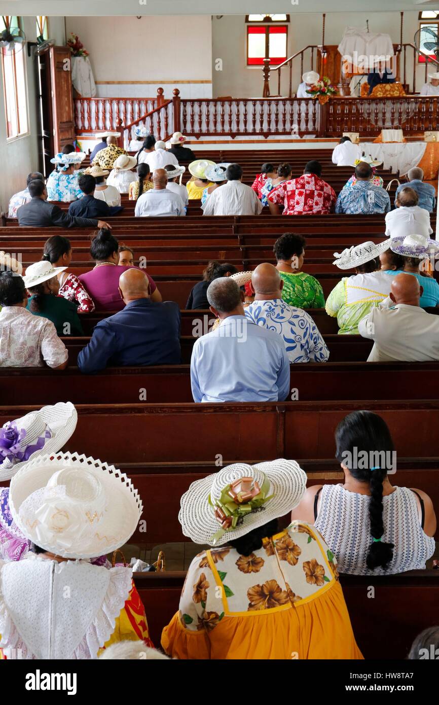 La France, la Polynésie française, l'archipel des îles du Vent, île de Tahiti, Faaa, la messe du dimanche dans l'église évangélique Maohi ou temple où les femmes portent des robes exotiques et de chapeaux. Banque D'Images
