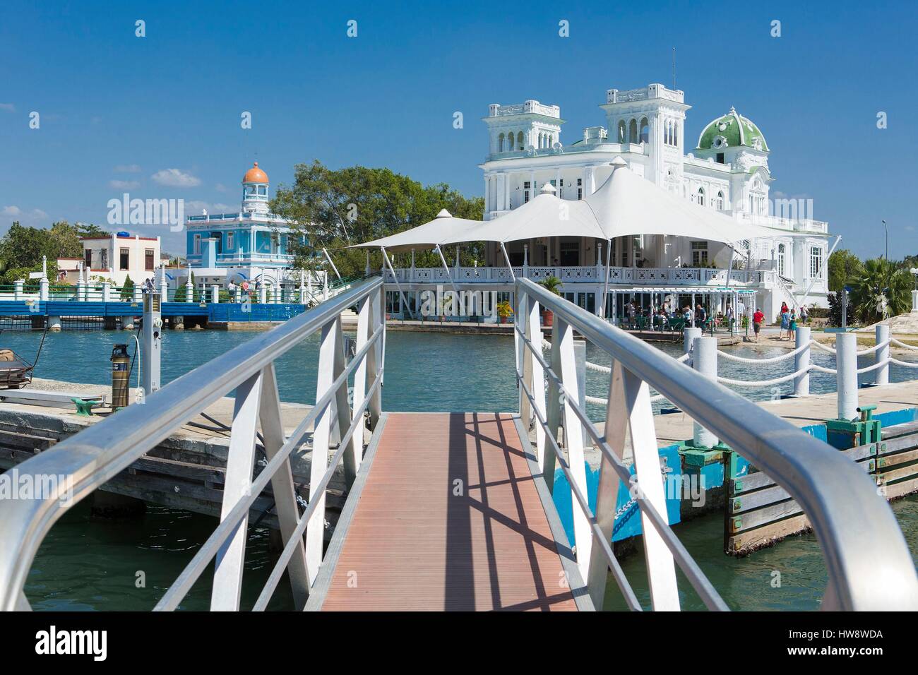 Cuba, Cienfuegos, Cienfuegos Province, Punta Gorda, le Club Nautico construit dans les années 1920 aujourd'hui un restaurant et le port de plaisance et le Plalacio Palace Azul (bleu) aujourd'hui un hôtel Banque D'Images