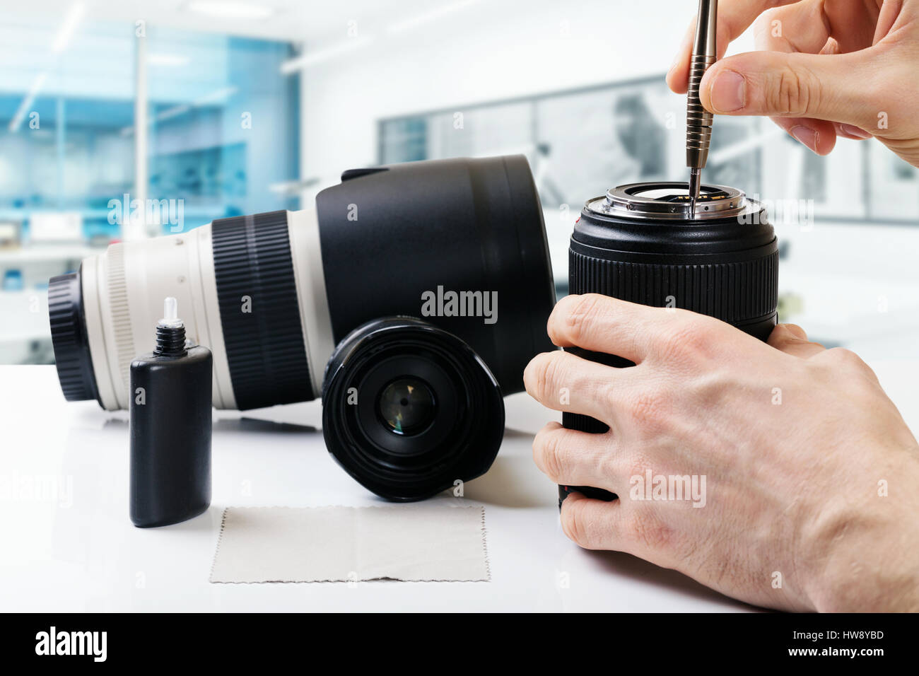 Service et entretien l'objectif de l'appareil photo Banque D'Images