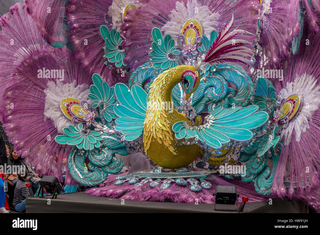 L'arrière du flotteur carnaval élaboré décrivant golden Peacock, défilé de carnaval de Tenerife Banque D'Images