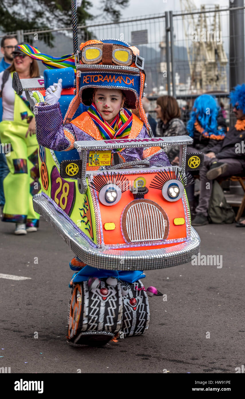 Enfants habillés comme dodgem voitures dans le défilé du carnaval de Tenerife. Banque D'Images