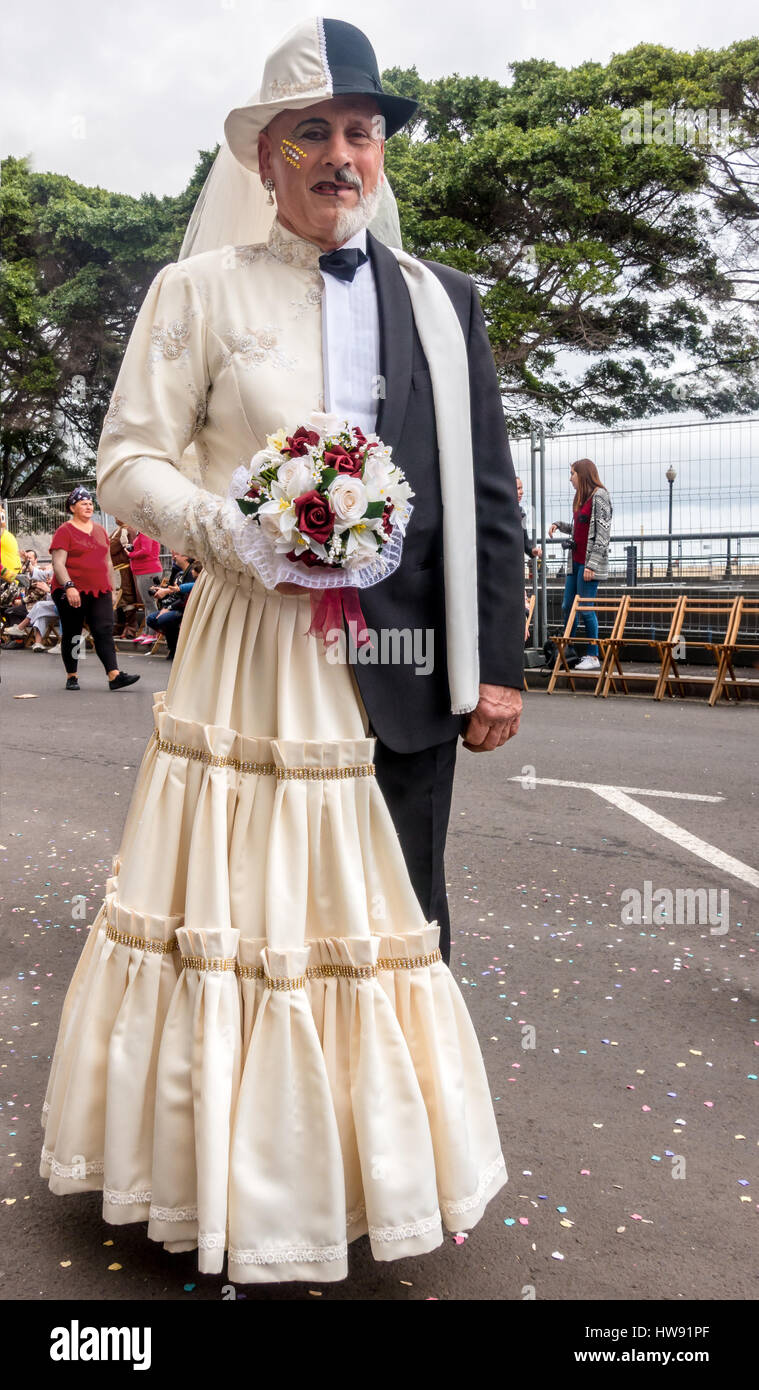 L'homme à moitié homme, moitié femme costume, défilé de carnaval de  Tenerife Photo Stock - Alamy