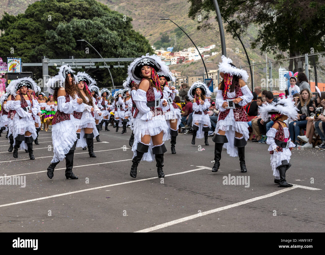 Les femmes et les filles habillés en costume pirate danser dans le cortège du carnaval de Tenerife Banque D'Images