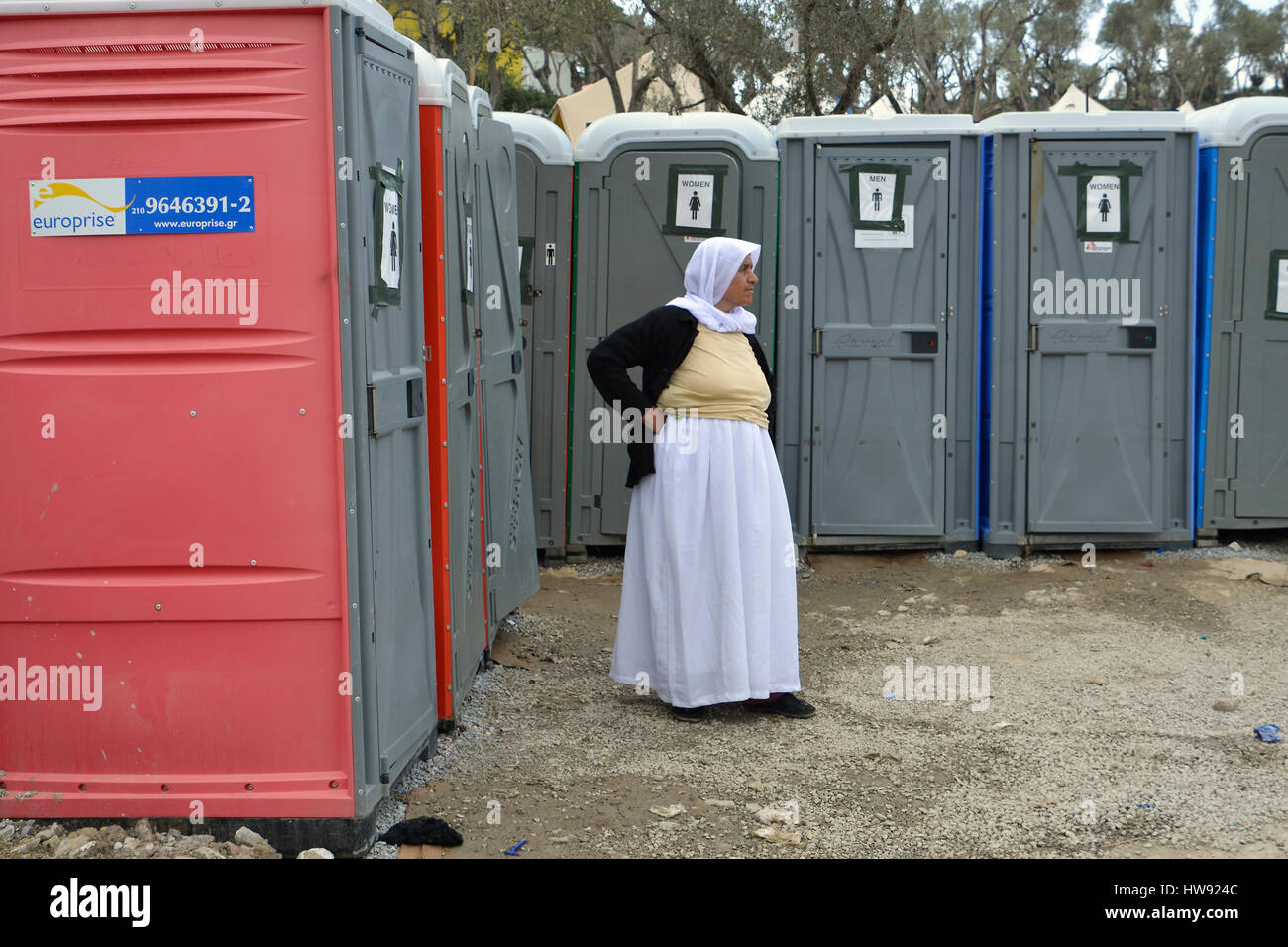 Moria, Lesbos, Grèce, 02-mars-2016:Femme en attente de toilettes à la Moria sur le camp de réfugiés de Lesvos. Un point d'où les réfugiés s'inscrire. Banque D'Images