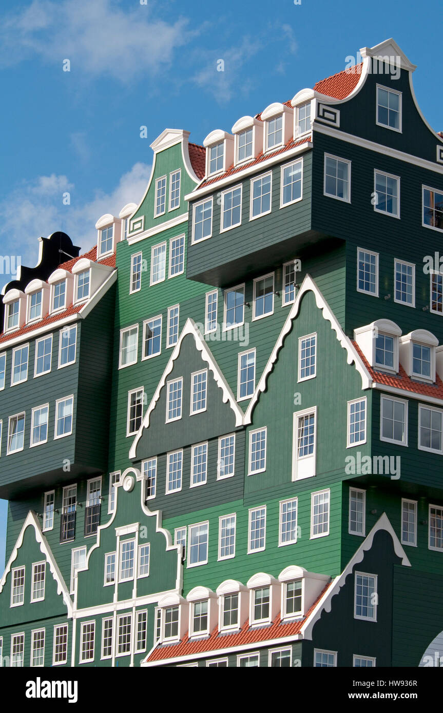 Un mélange de moderne et de l'architecture hollandaise traditionnelle. Les célèbres maisons typiquement néerlandais empilées les unes sur les autres pour former un seul bâtiment. Banque D'Images