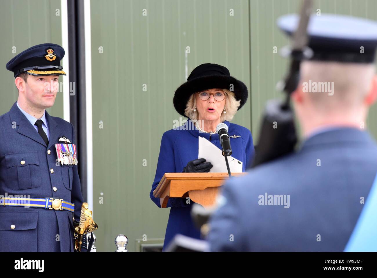 La duchesse de Cornouailles parle au cours d'une visite à RAF Leeming, Gatenby, Thirsk, pour le Centenaire de l'Escadron 100. Banque D'Images