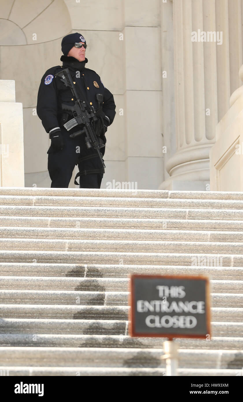 Un memebr de l'United States Capitol Police le service au Capitole à Washington, États-Unis. Banque D'Images