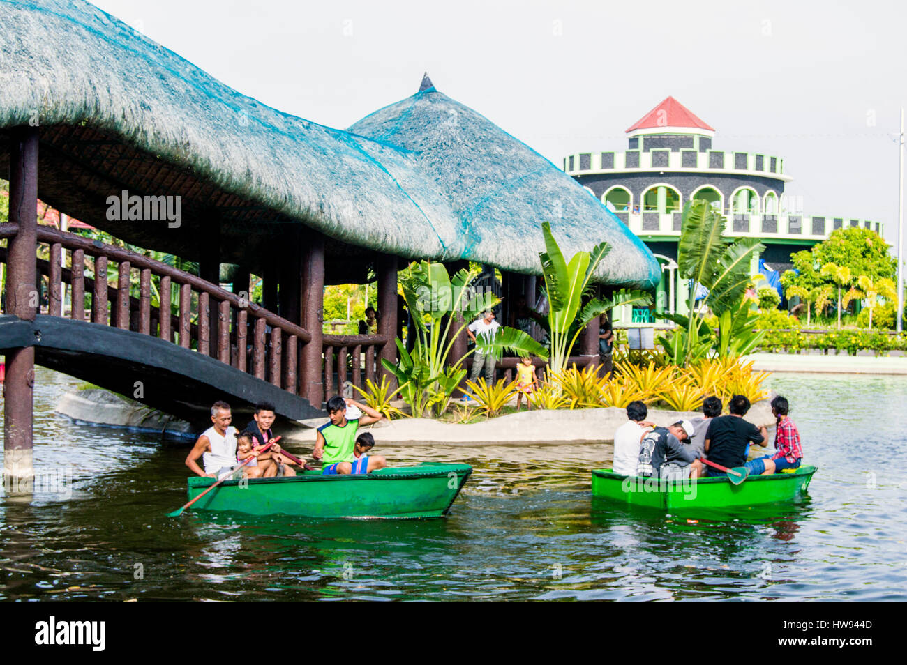 Lac avec bateaux-ligne embauchés, à Albay Park et wldlife, Legazpi City, Philippines Banque D'Images
