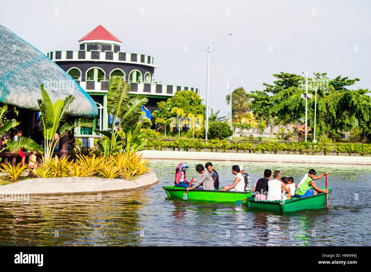 Lac avec bateaux-ligne embauchés, à Albay Park et wldlife, Legazpi City, Philippines Banque D'Images