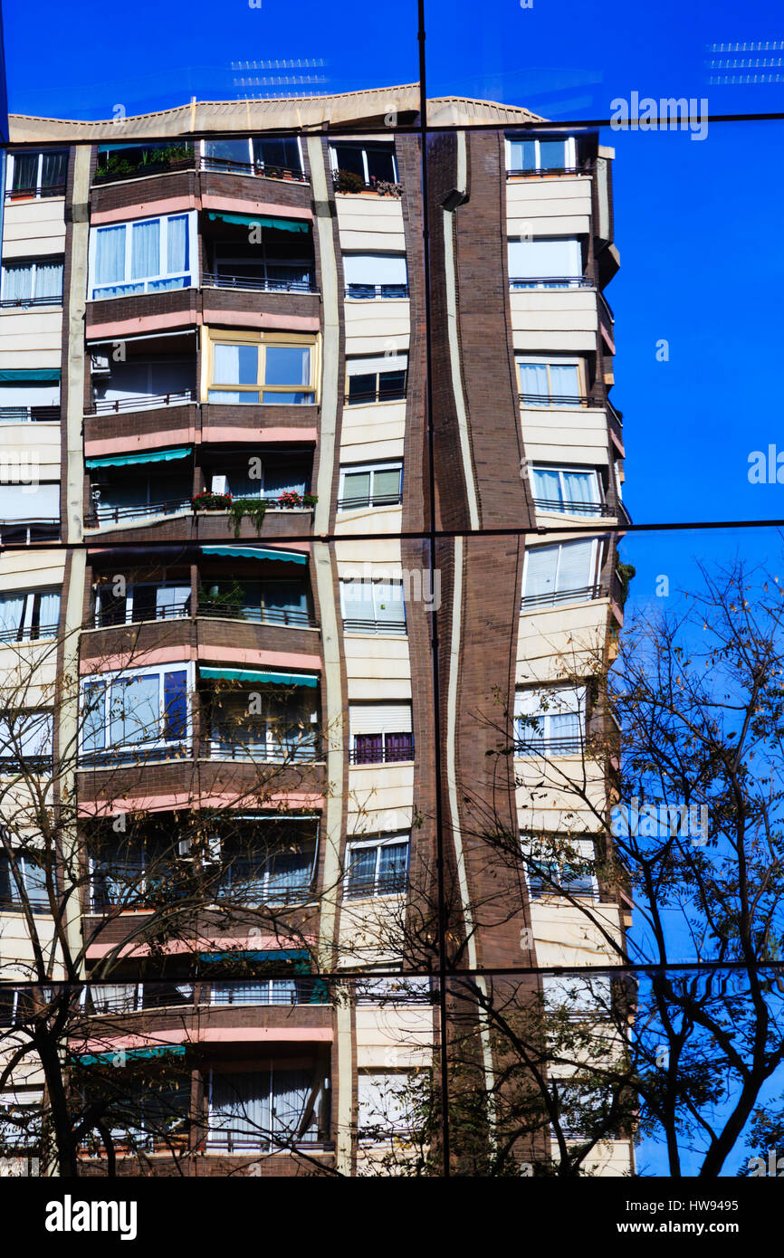Réflexions dans des tours d'baies vitrées, Barcelone, Catalogne, Espagne Banque D'Images