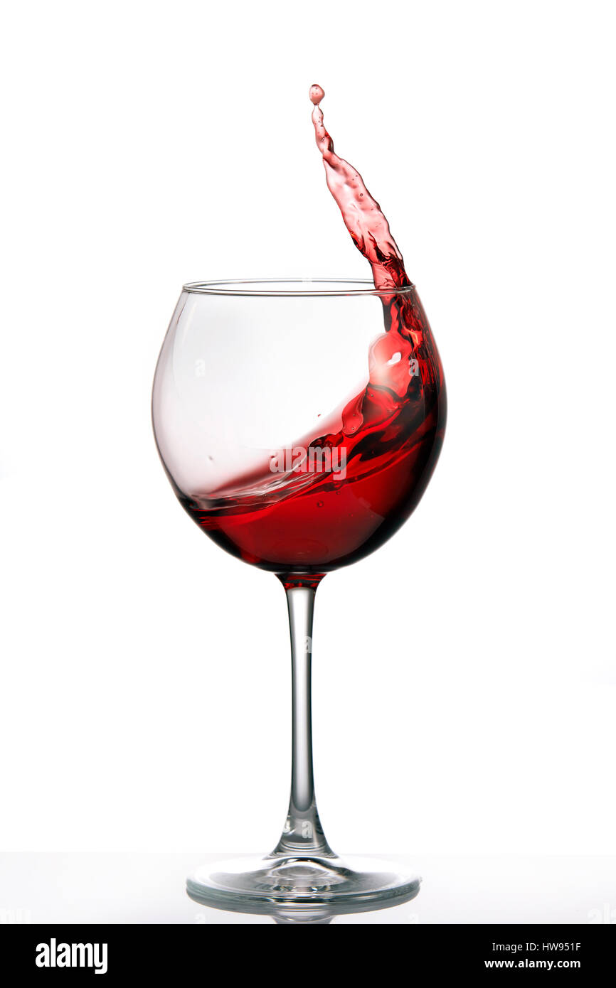 Verre avec une touche de vin rouge isolé sur fond blanc. Verre à vin et la clarté du vin. L'esthétique et de plaisir. La relaxation. Luxe. Banque D'Images