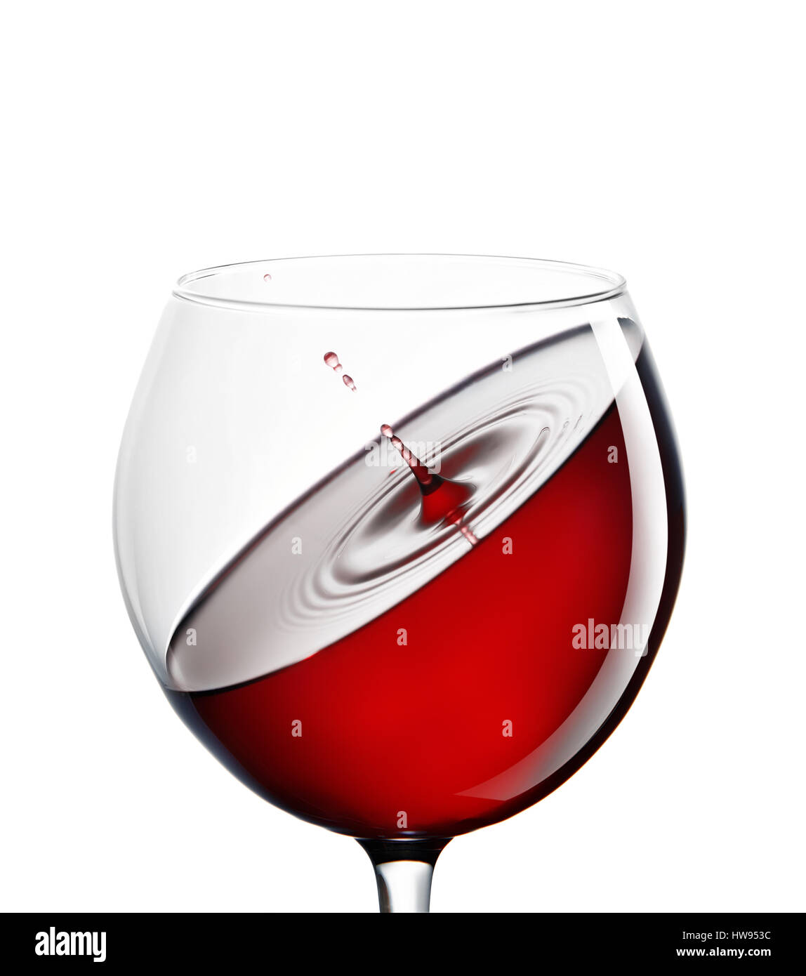Dans un verre de vin rouge sur un fond blanc. Le concept de boissons et l'alcool. Verre à vin et la clarté du vin. L'esthétique et de plaisir. La relaxation. Luxur Banque D'Images