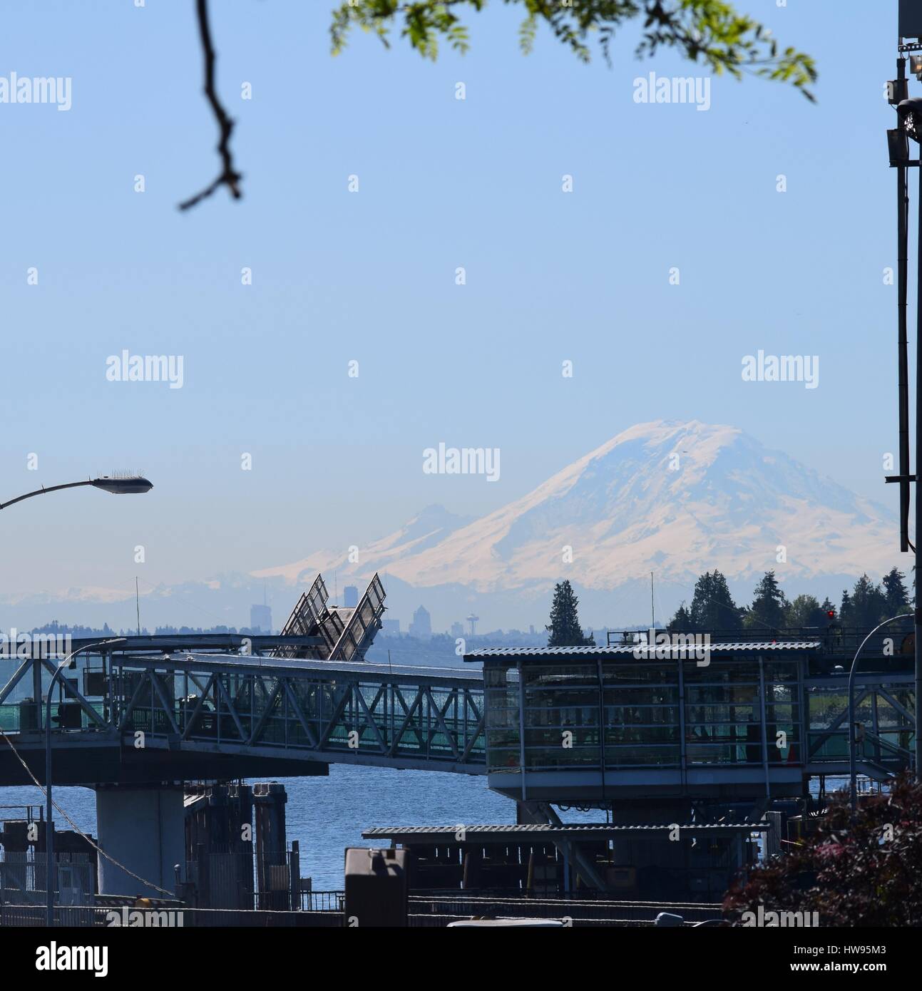 Kingston vue du Mont Rainier( aka : Mount Tacoma ou Mont Tahoma) depuis le terminal des ferries dans l'État de Washington. Banque D'Images