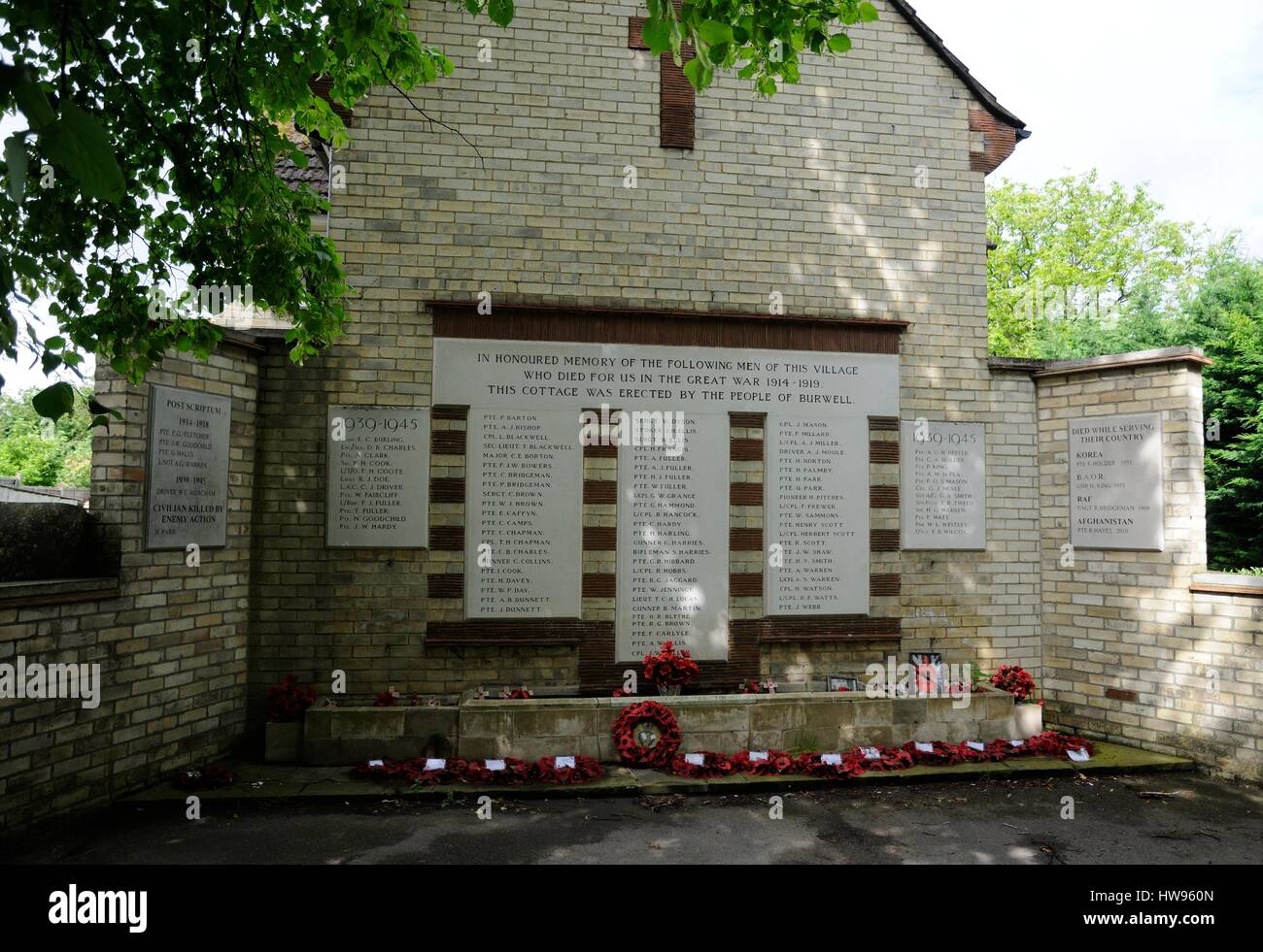 War Memorial ,Burwell, Cambridgeshire, memorial est construit sur le pignon d'une maison qui a été érigée par le peuple de Burwell en tant qu'infirmière au domicile. T Banque D'Images