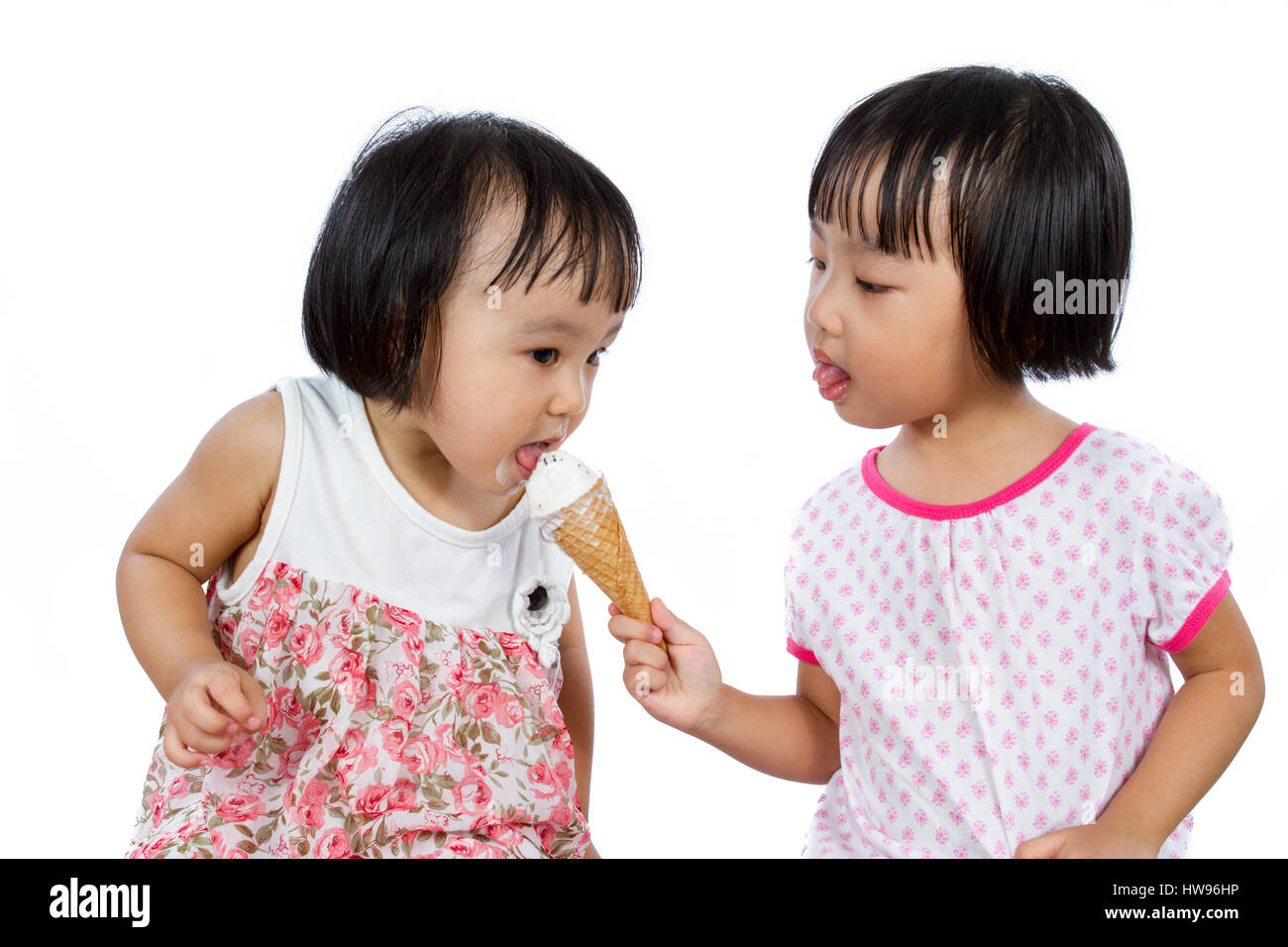 Peu de filles asiatiques chinois la consommation de crème glacée isolé sur fond blanc Banque D'Images