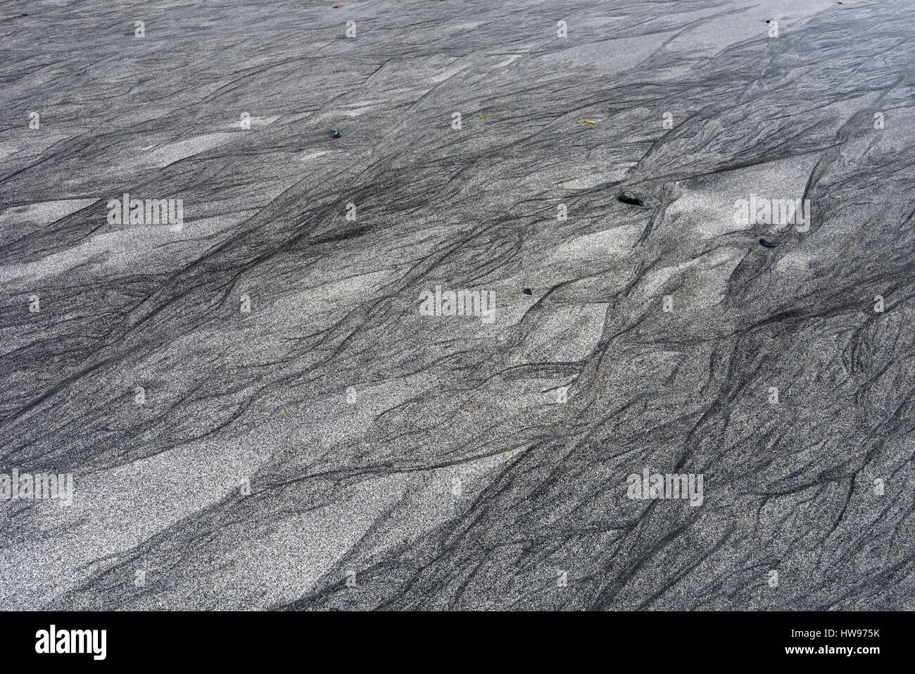 Sable blanc et noir, de l'eau fonctionnant à marée basse, des structures dans le sable, Talisker Bay, île de Skye, Ecosse, Royaume-Uni Banque D'Images